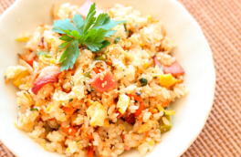 30 минут на кухне: жареный рис с овощами и беконом по-азиатски