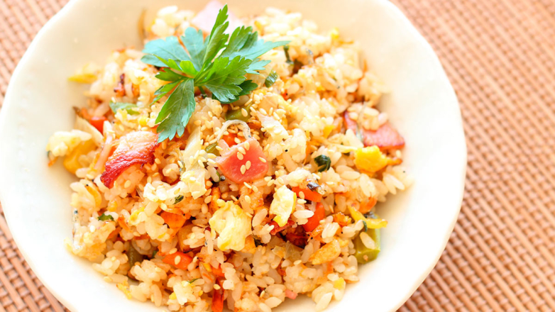 30 минут на кухне: жареный рис с овощами и беконом по-азиатски