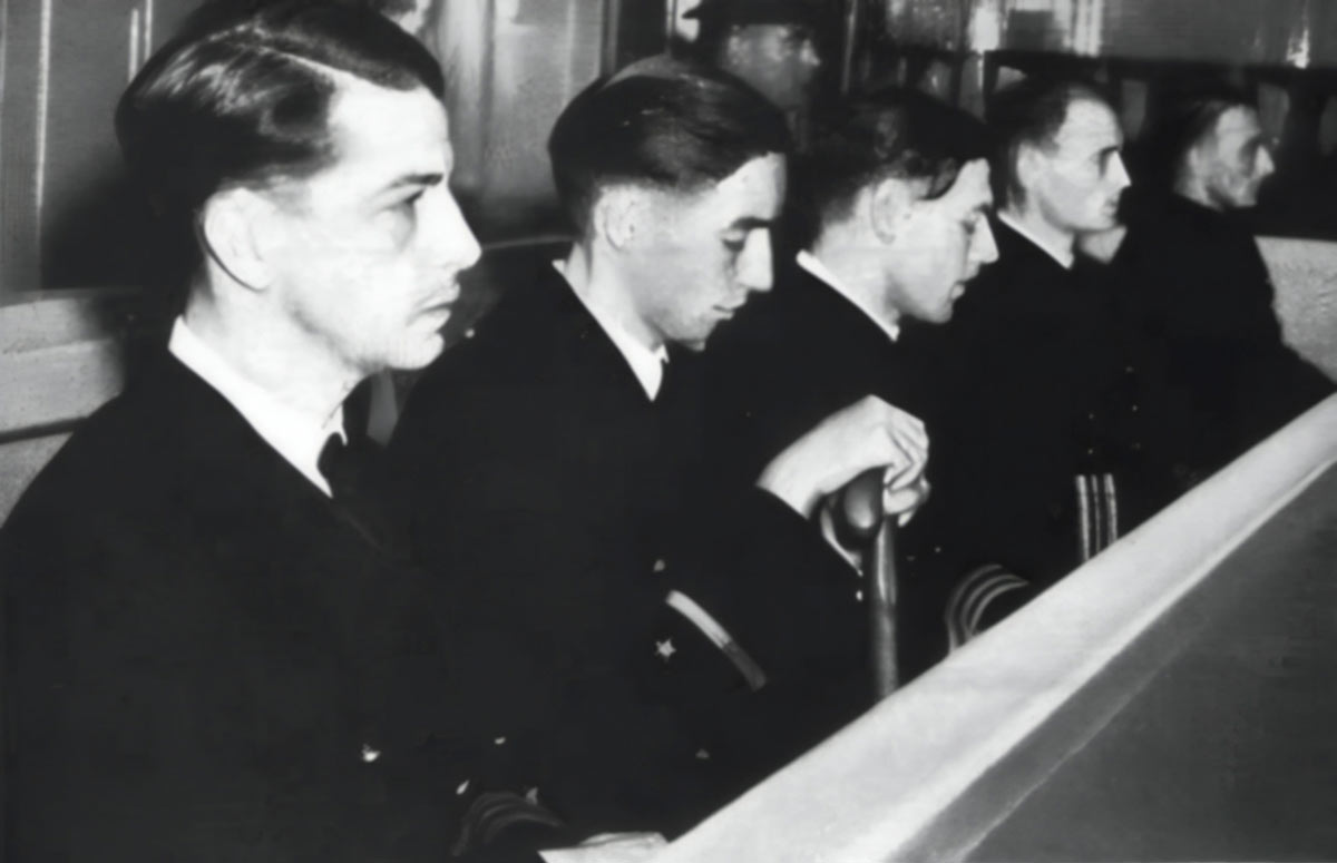 Командир подводной лодки U-852 Хайнц-Вильгельм Эк и члены экипажа на скамье подсудимых
