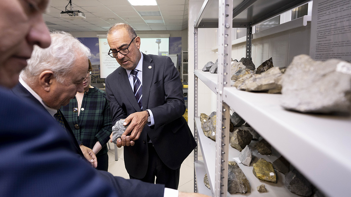 Гости из Чили с интересом осмотрели в музее Технического университета образцы медной руды со всего Урала