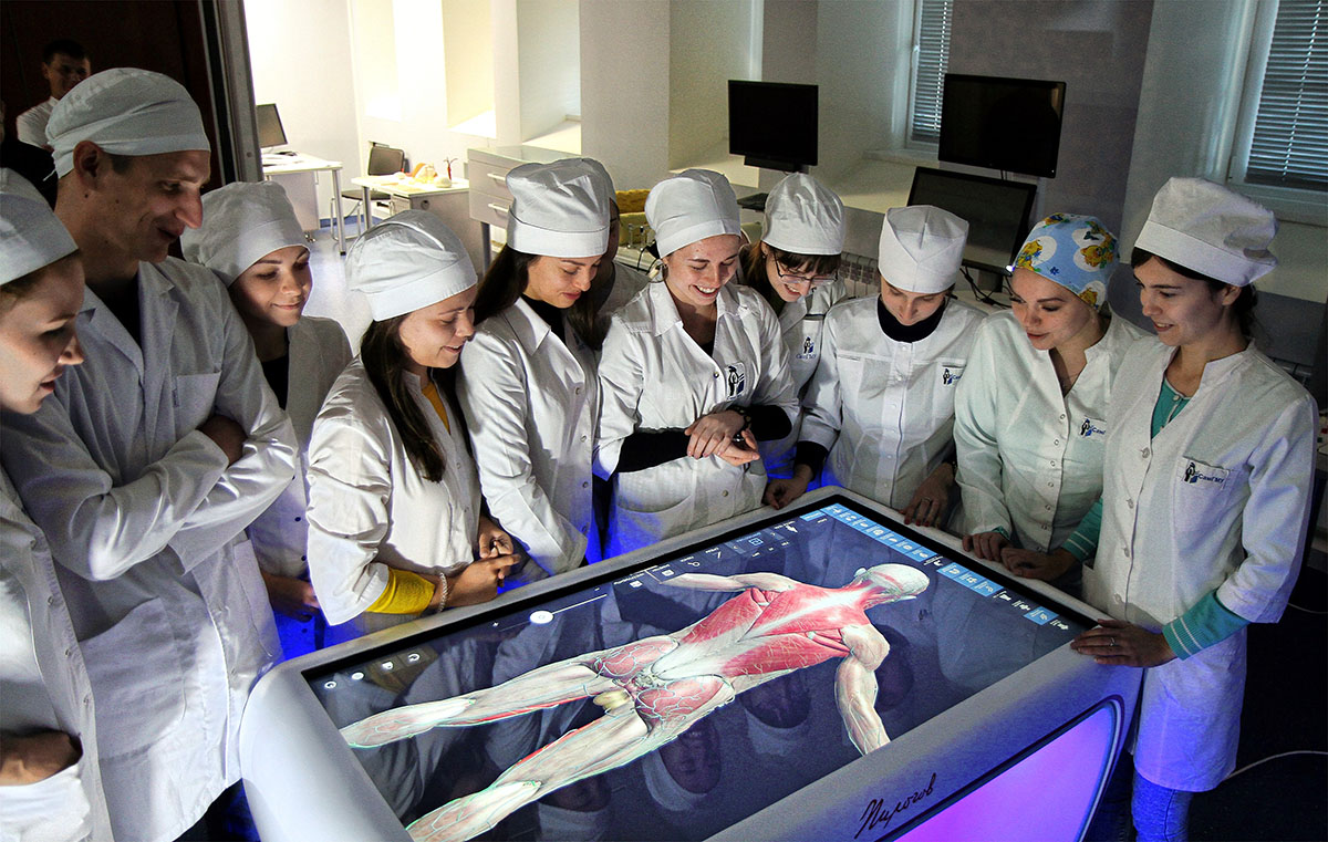 Студенты медуниверситета изучают анатомию человека