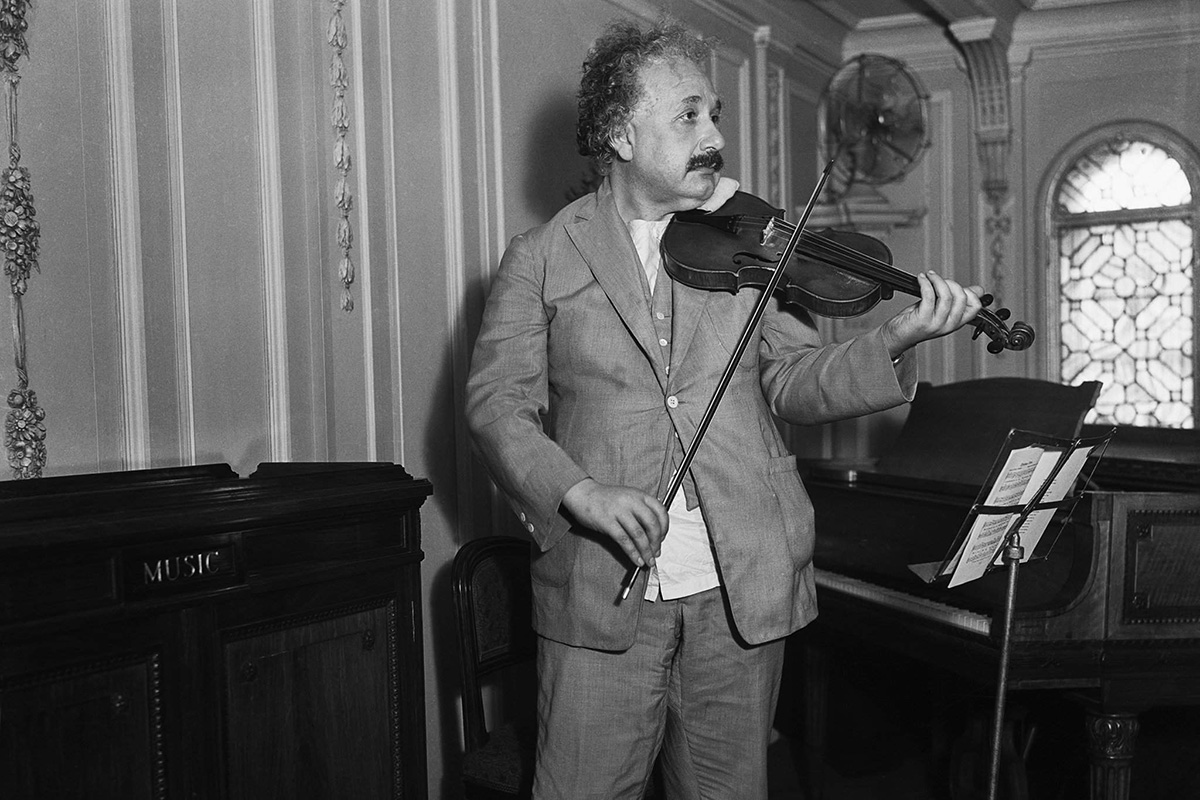 Эйнштейн играет на скрипке