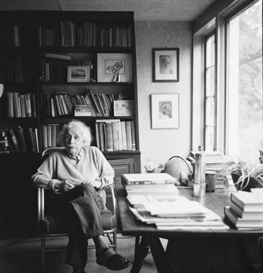 Эйнштейн в своем кабинете в Принстоне, 1951 год