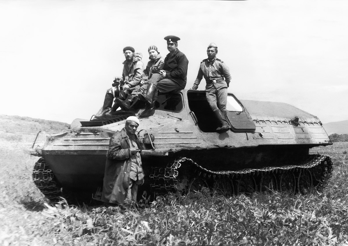 Ю.В. Кнорозов на танке с товарищами по экспедиции