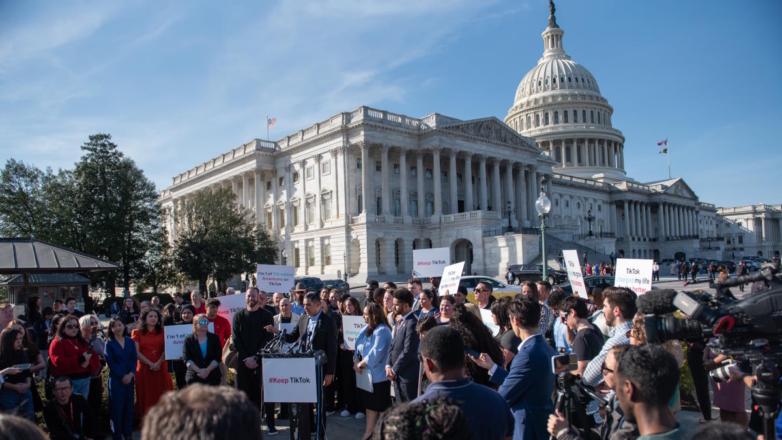 Акция против законопроекта о запрете социальной сети TikTok у Капитолия в Вашингтоне