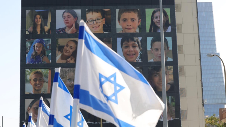 Билборды с портретами израильских заложников ХАМАС в Тель-Авиве