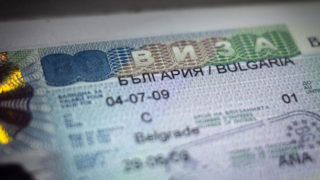 Болгария временно прекратит прием заявок на визы