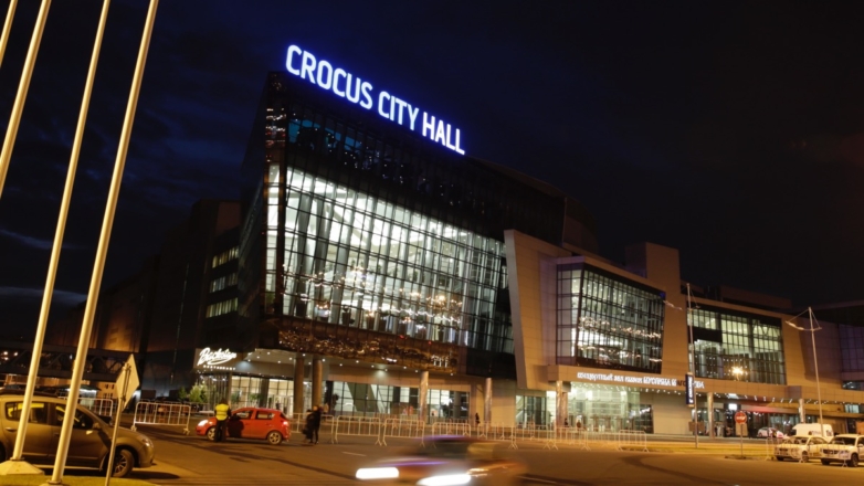 Здание концертного зала Crocus City Hall ночное фото