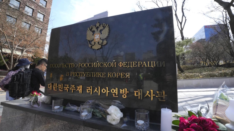 Цветы и свечи у посольства России в Южной Корее