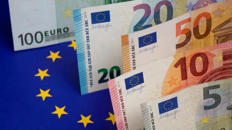 Флаг Евросоюза и деньги