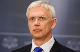 Глава МИД Латвии уйдет в отставку из-за скандала со спецрейсами
