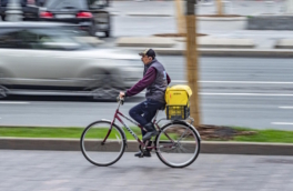 В Москве предложили ввести номерные знаки для велосипедов курьеров