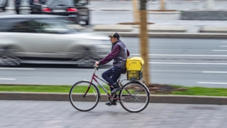 В Москве предложили ввести номерные знаки для велосипедов курьеров