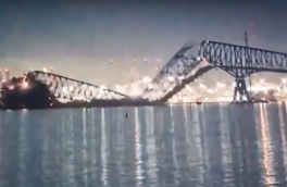 В Балтиморе грузовое судно обрушило автомобильный мост