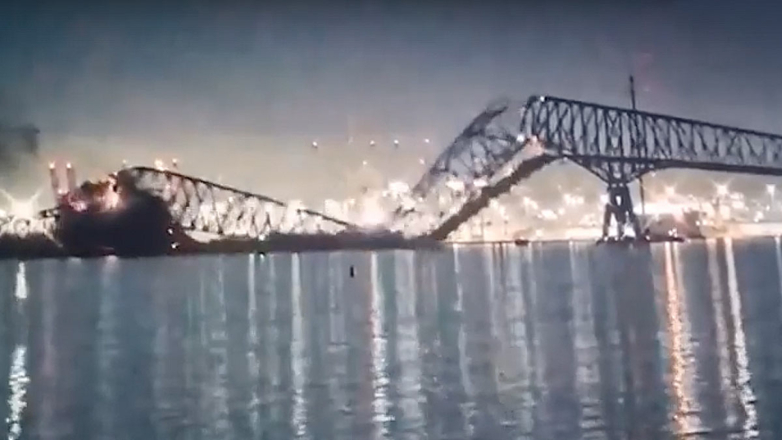 В Балтиморе грузовое судно обрушило автомобильный мост