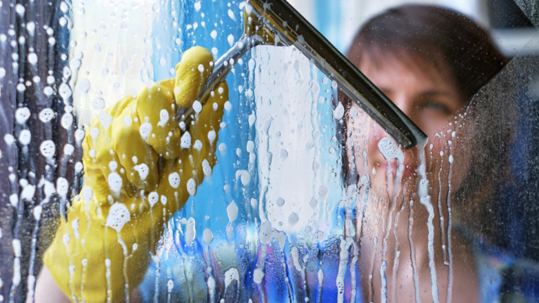 Без разводов и грязи: 8 советов, чтобы качественно отмыть окна вместе с рамами и москитными сетками