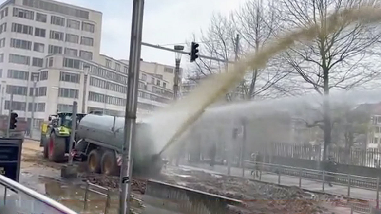 Бельгийские фермеры применили навозомет против водомета полиции