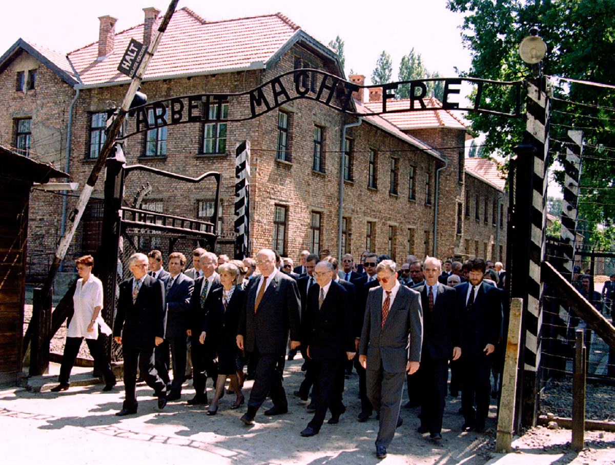 Федеральный канцлер Германии Гельмут Коль в концентрационном лагере Освенцим