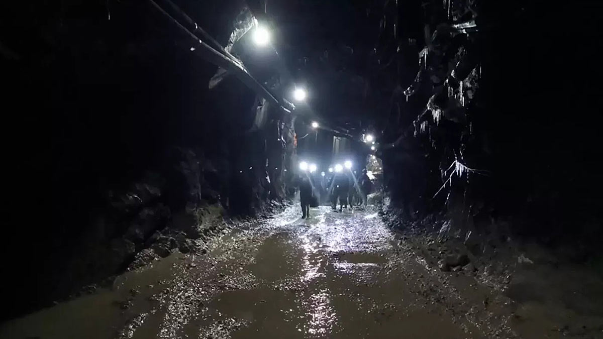 Работы внутри шахты на руднике "Пионер" приостановили из-за угрозы спасателям
