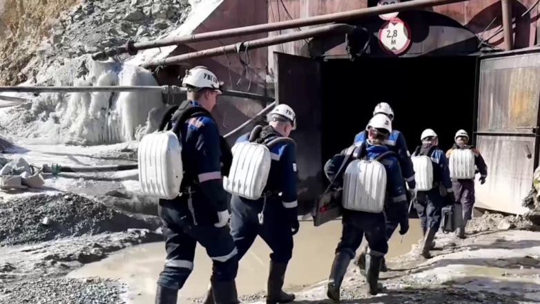 РИА Новости: вода почти полностью затопила рудник "Пионер", где завалило горняков