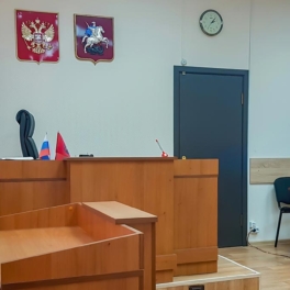В Москве мужчину, разбившего дверь у норвежского посольства, оштрафовали на 500 рублей