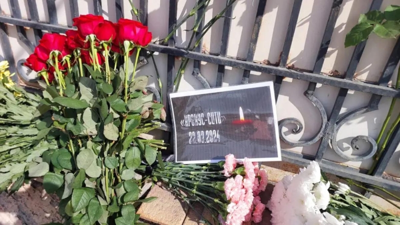 "Просто осознать невозможно…" Казахстанцы несут цветы к посольству России