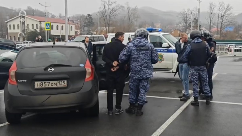 Во Владивостоке эвакуировали ТРЦ из-за мужчин с холостым оружием и муляжами гранат