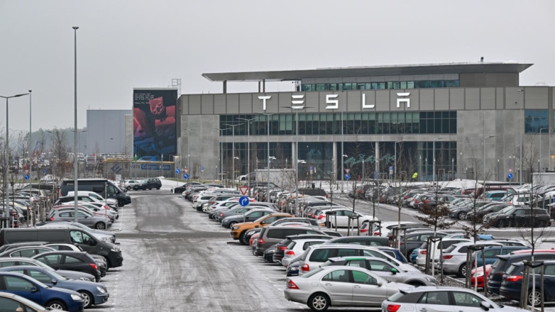 Единственный в Европе завод Tesla остановил работу из-за поджога рядом