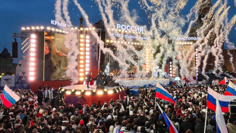 Путин на Красной площади поздравил россиян с десятилетием воссоединения Крыма с Россией