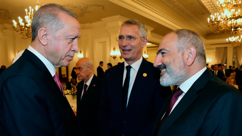 Президент Турции Реджеп Тайип Эрдоган, генеральный секретарь НАТО Йенс Столтенберг и премьер-министр Армении Никол Пашинян