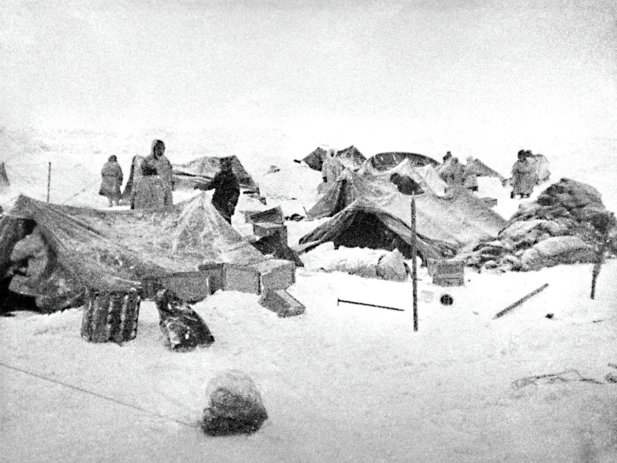 Общий вид лагеря челюскинцев на дрейфующей льдине. Февраль-март 1934 года