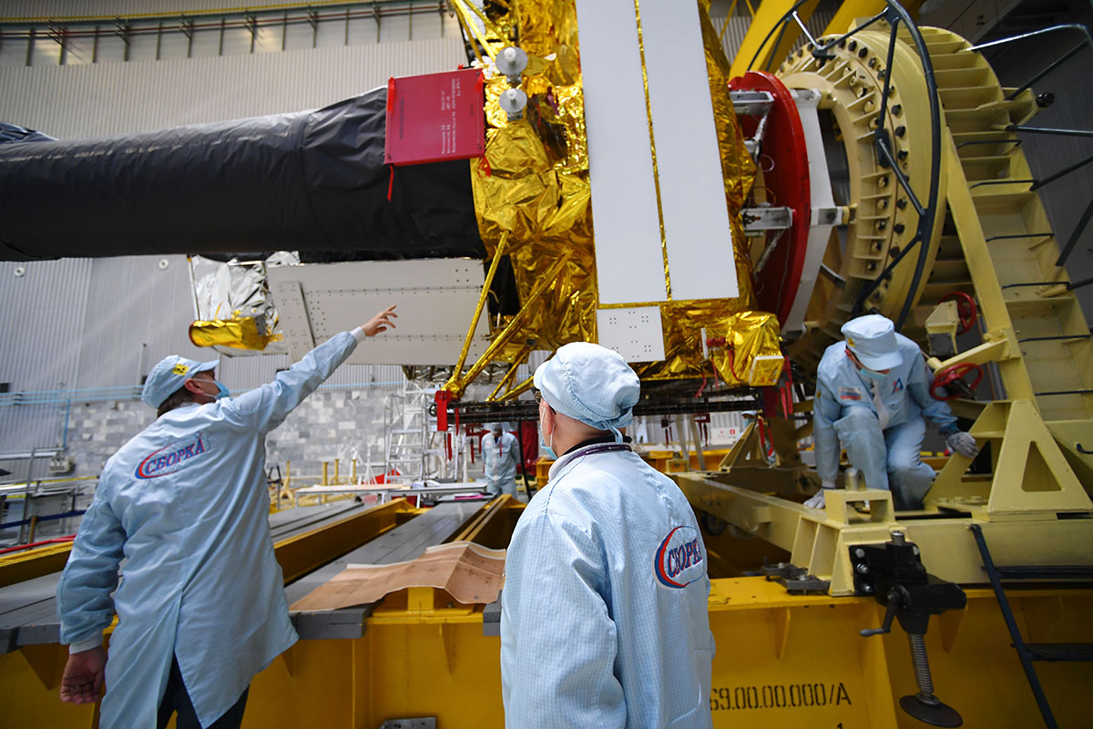 Космический аппарат "Спектр-РГ" перед отправкой на "Байконур"
