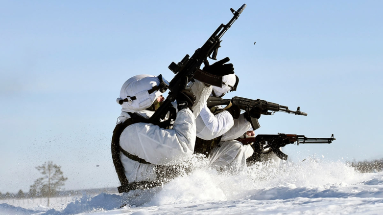 Разведчики морской пехоты Северного флота во время учений