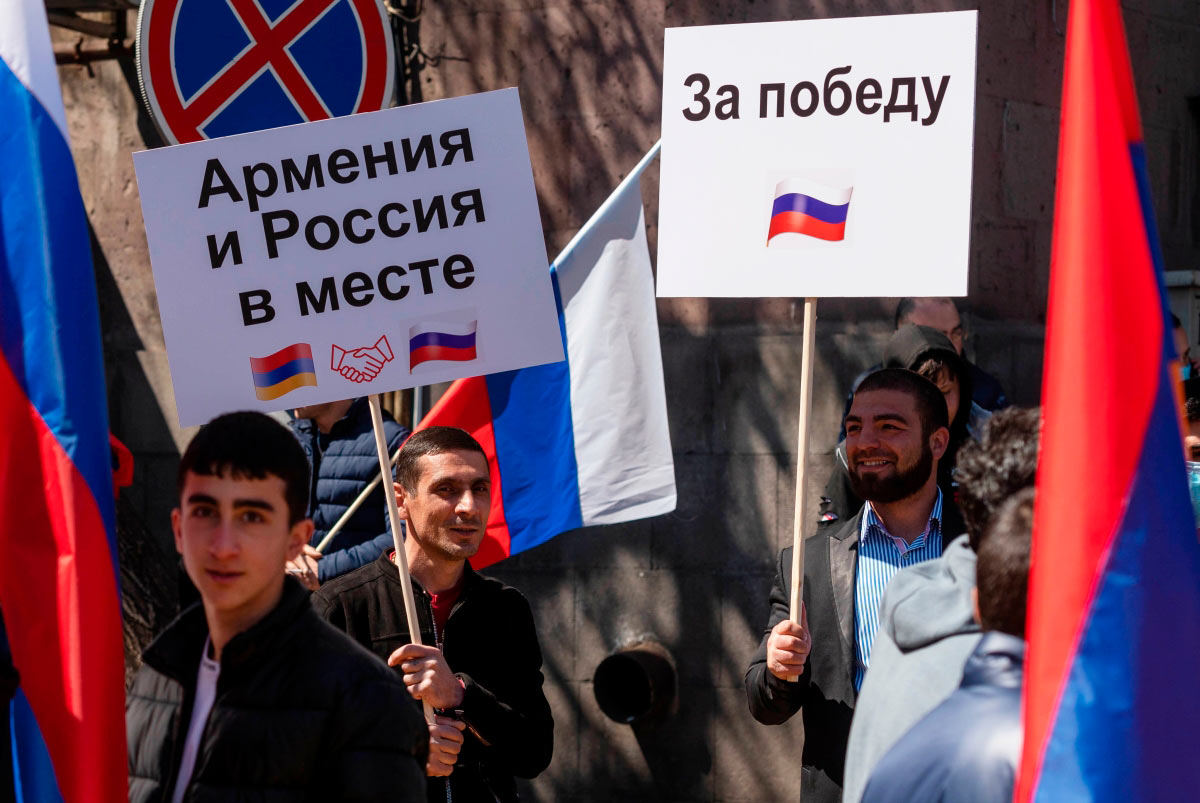 Акция в поддержку России и в благодарность российским миротворцам в Ереване