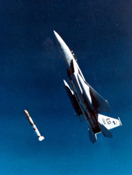 Запуск противоспутниковой ракеты ASM-135 с истребителя F-15