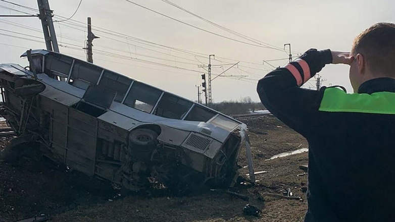 Поезд протаранил автобус в Ярославской области, 8 человек погибли