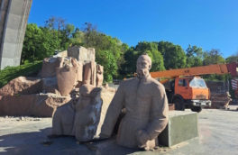 В Киеве начали сносить памятник в честь Переяславской рады