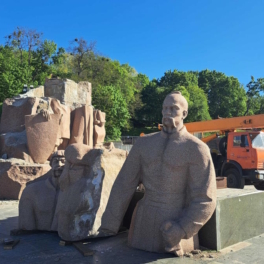 В Киеве начали сносить памятник в честь Переяславской рады