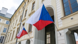 Кабмин Чехии официально отозвал посла из России
