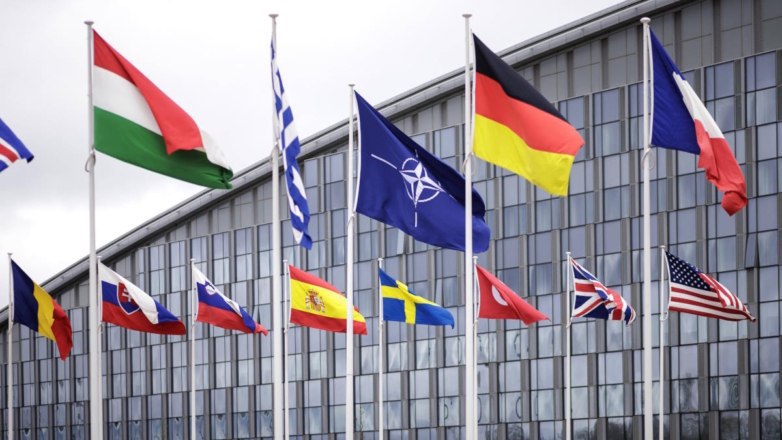 Флаги стран-участниц НАТО у штаб-квартиры организации в Брюсселе
