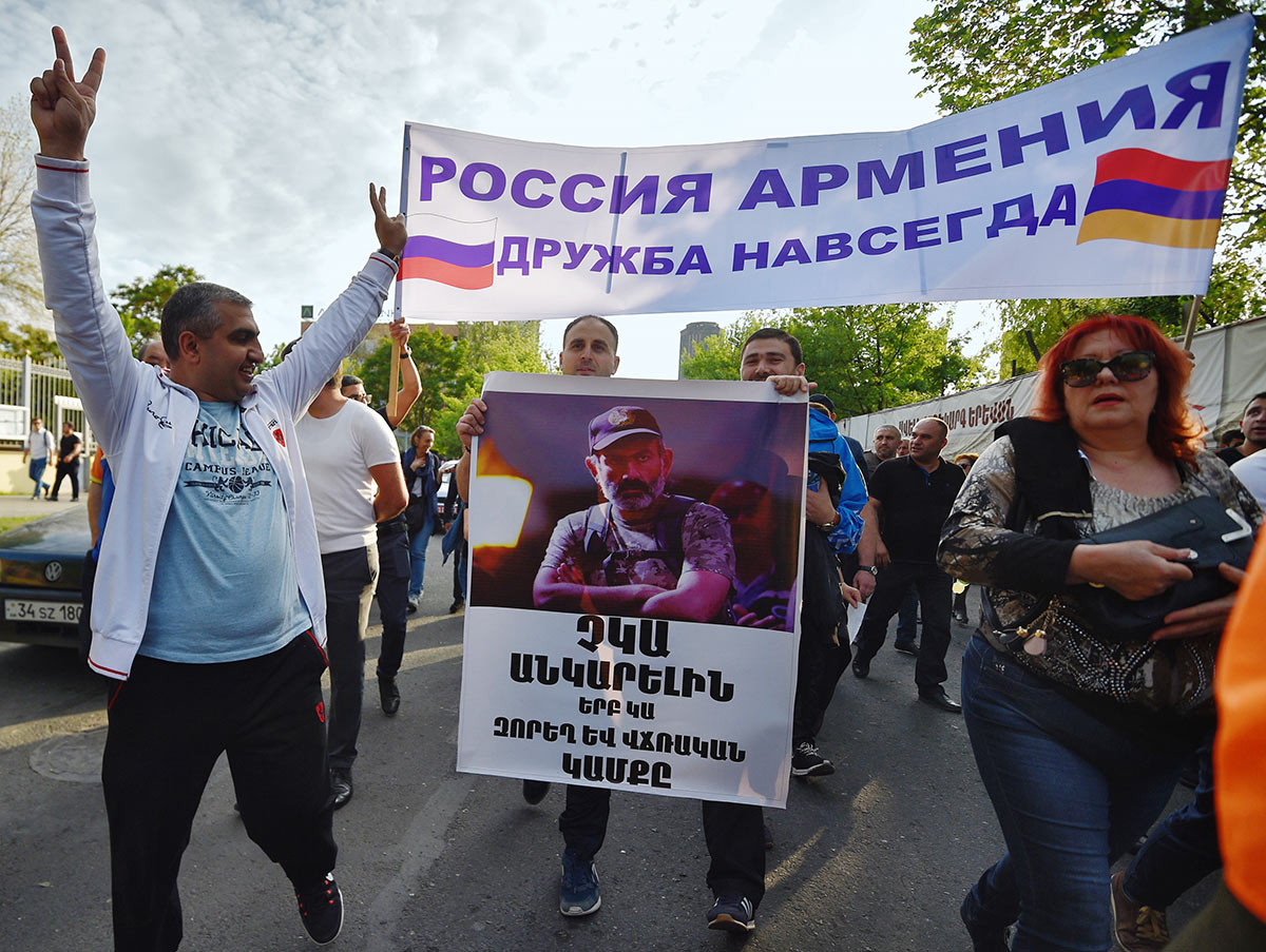 Сторонники лидера оппозиционного движения "Елк" Никола Пашиняна, который официально выдвинут на пост премьер-министра страны, во время шествия в Ереване.