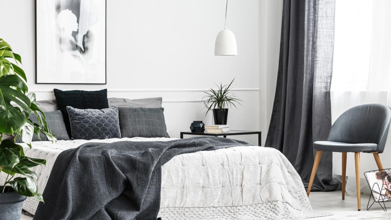 Как сочетать мягкую мебель и текстиль в спальне, чтобы интерьер был стильным: идеи от дизайнера