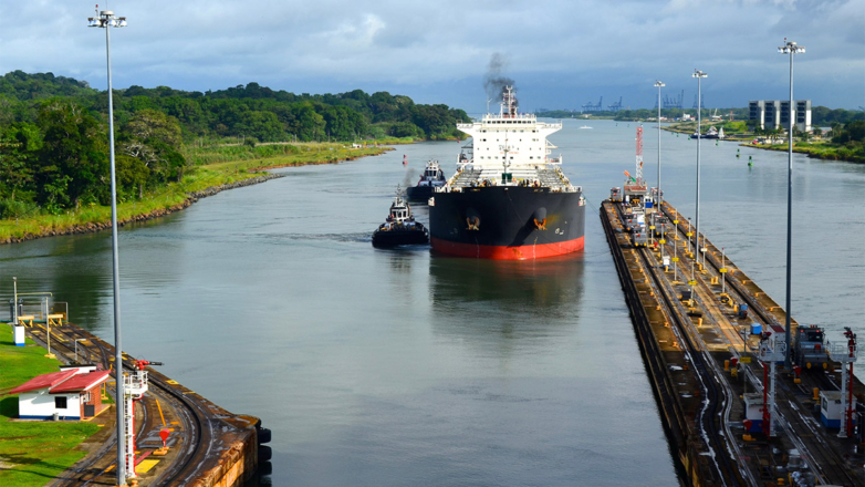 Нефтяной танкер в Панамском канале