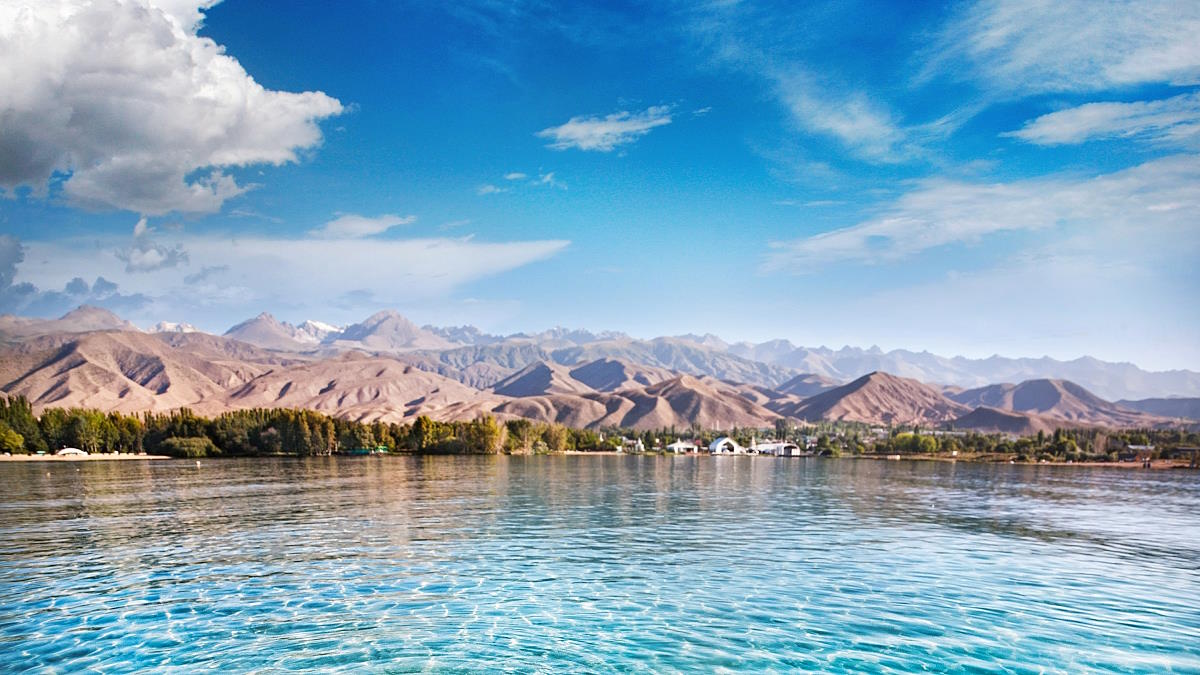 Озеро Иссык-Куль и горы Тянь-Шань в Киргизии