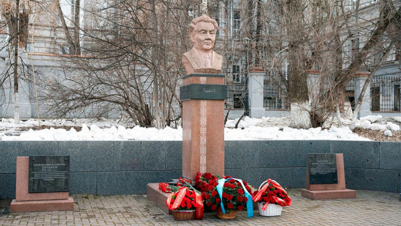 Памятник академику Канышу Сатпаеву