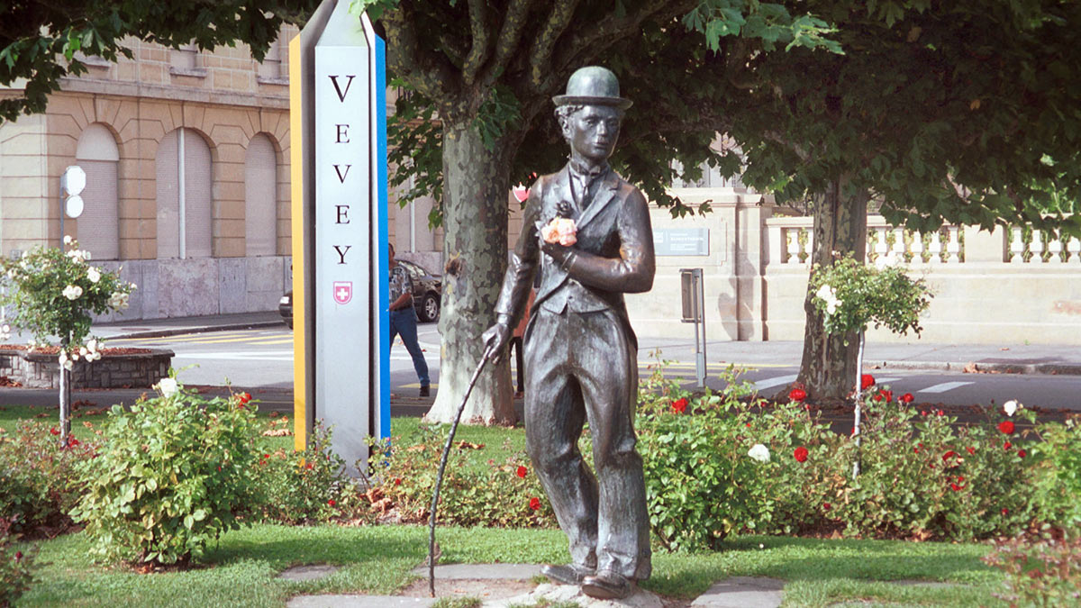 Памятник мастеру кино Чаплину Чарли в Швейцарии