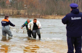 В Подмосковье паводок отрезал от транспортного сообщения село и деревню, работают переправы