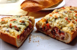 30 минут на кухне: ленивая пицца из батона с копченой колбасой и сыром