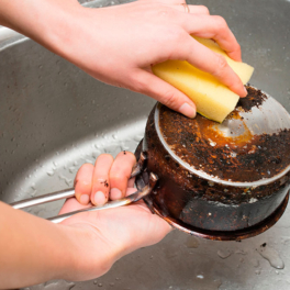 Чем быстро очистить пригоревшее дно кастрюли: 4 способа
