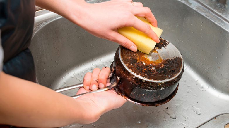 Чем быстро очистить пригоревшее дно кастрюли: 4 способа